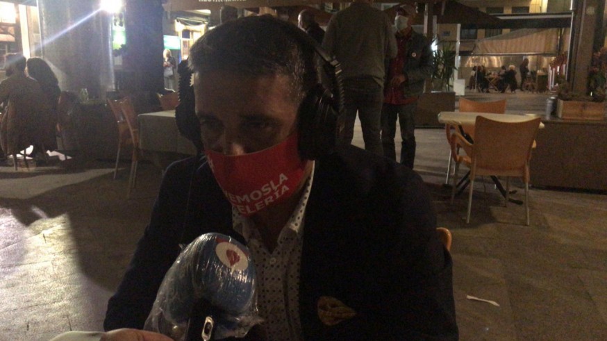 Jesús Jiménez, presidente de Hostemur, atiende a los micrófonos de Onda Regional