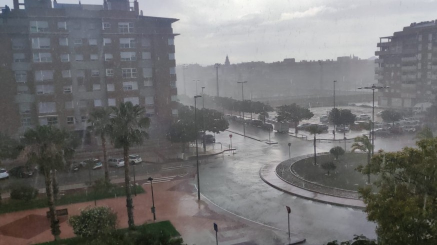  Varias ramblas inundadas por la lluvia en Murcia y el granizo destroza cultivos en Lorca