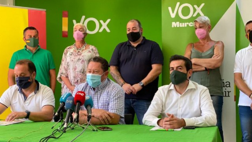 Alcaldes pedáneos de VOX en rueda de prensa. VOX