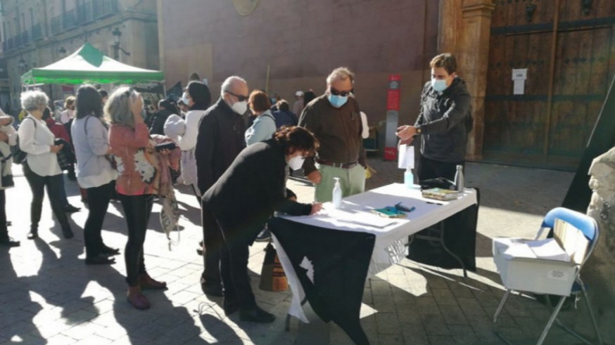 Vecinos de Murcia recogen firmas por el Mar Menor en un acto anterior
