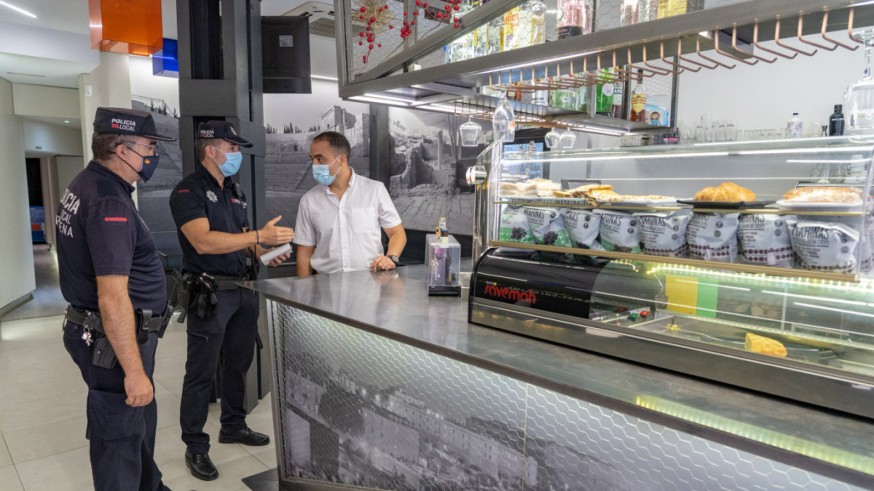 Labores informativas de la policía en un mercado de Cartagena