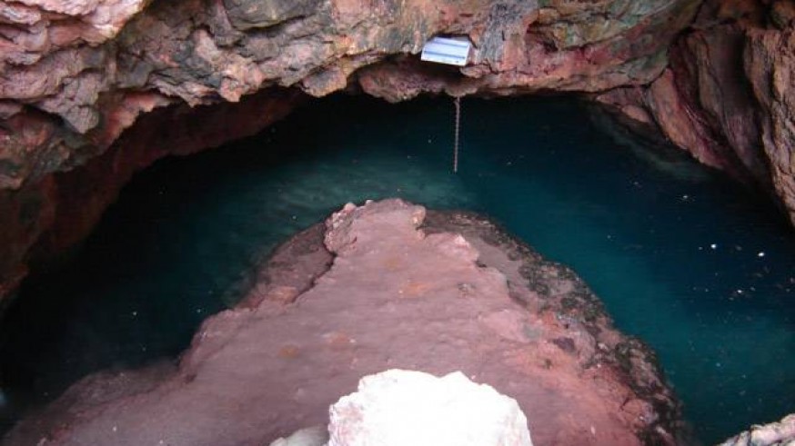 VIVA LA RADIO. Veraneantes al sol. La Cueva del agua, paraíso para la espeleología submarina en Isla Plana, Cartagena