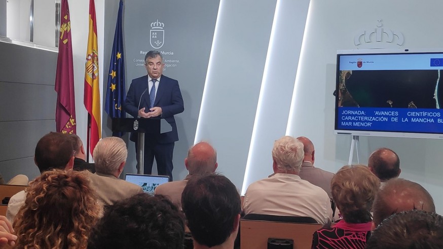 La consejería de Medio Ambiente dispuesta a intervenir en la "mancha blanca" del Mar Menor