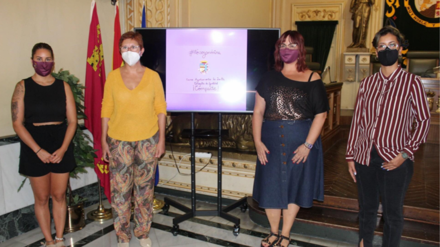 Juana Guardiola, segunda por la izquierda, en la presentación de una campaña en el ayuntamiento