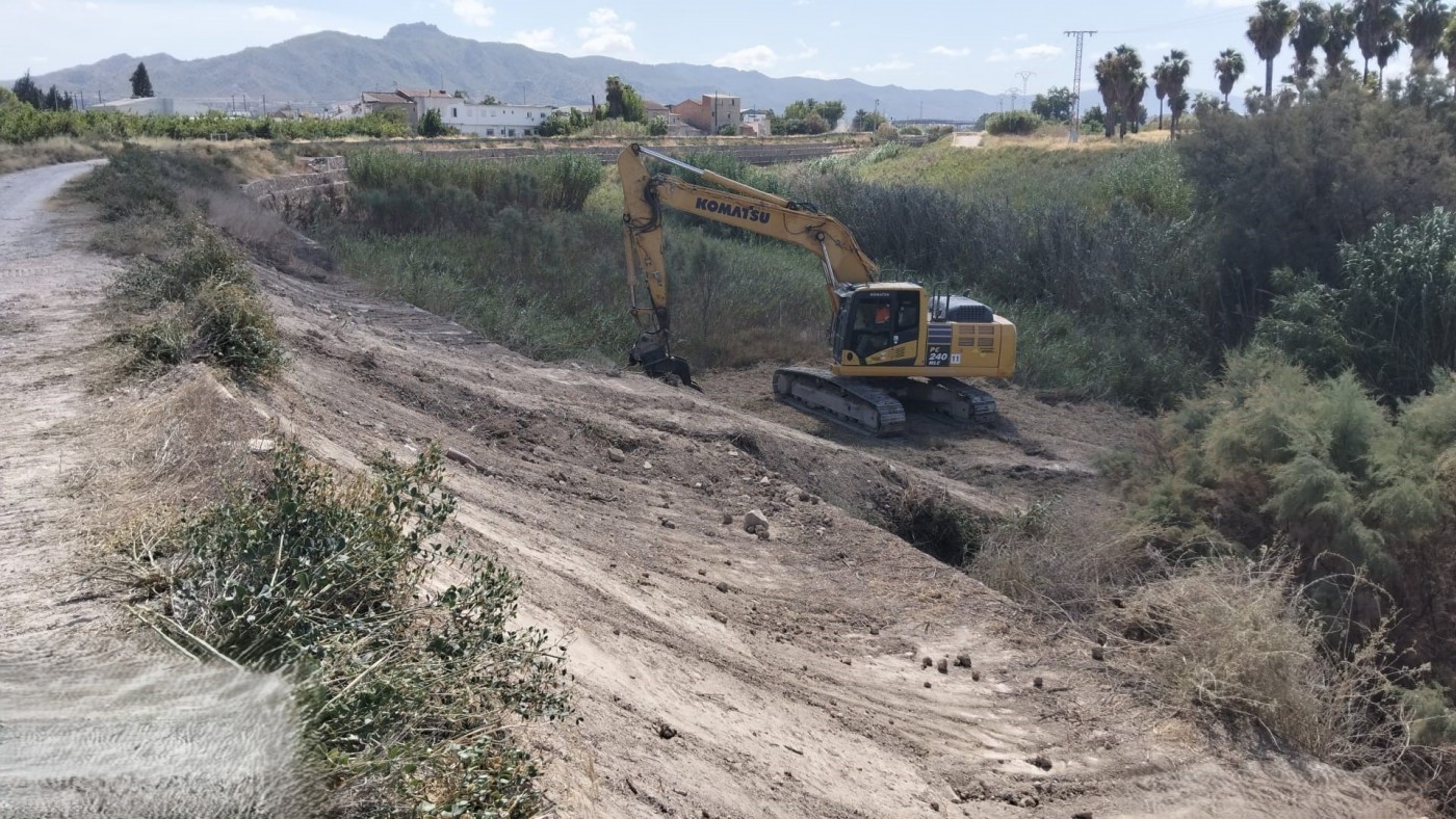 Confederación Hidrográfica limpia el cauce del Reguerón por Beniaján 