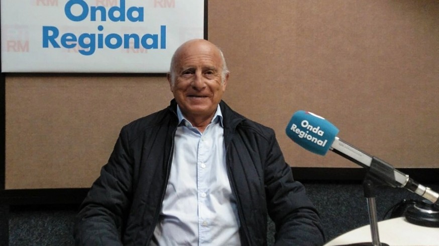 Rebeca Escribano conversa con José Antonio Navarro, presidente de la Asociación de Vacunología de la Región, por el quinto aniversario de la Covid-19