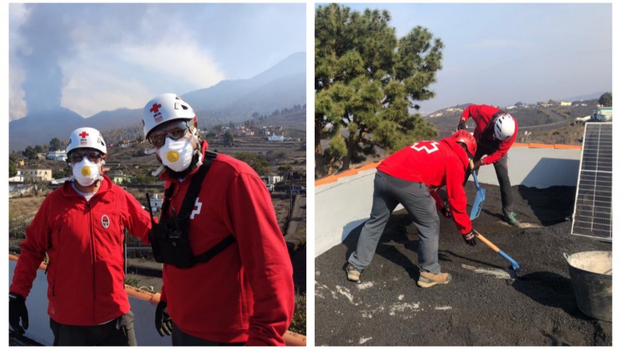 Los voluntarios de Cruz Roja Región de Murcia Daniel Casas y Jesús Díaz hoy, en la isla de La Palma