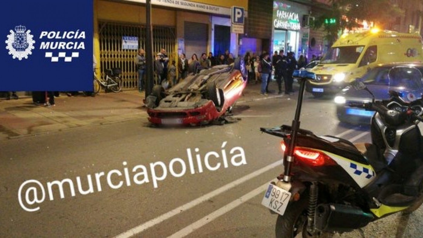Un conductor ebrio vuelca su vehículo tras chocar con otro turismo en Murcia