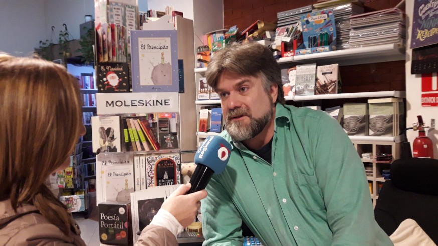 Vicente Velasco en su librería, 'La montaña mágica'