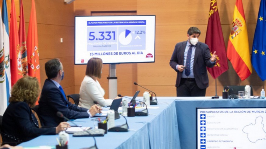 Fernando López Miras explicando el detalle de las cuentas de 2021 (Archivo. 06/05/2021)