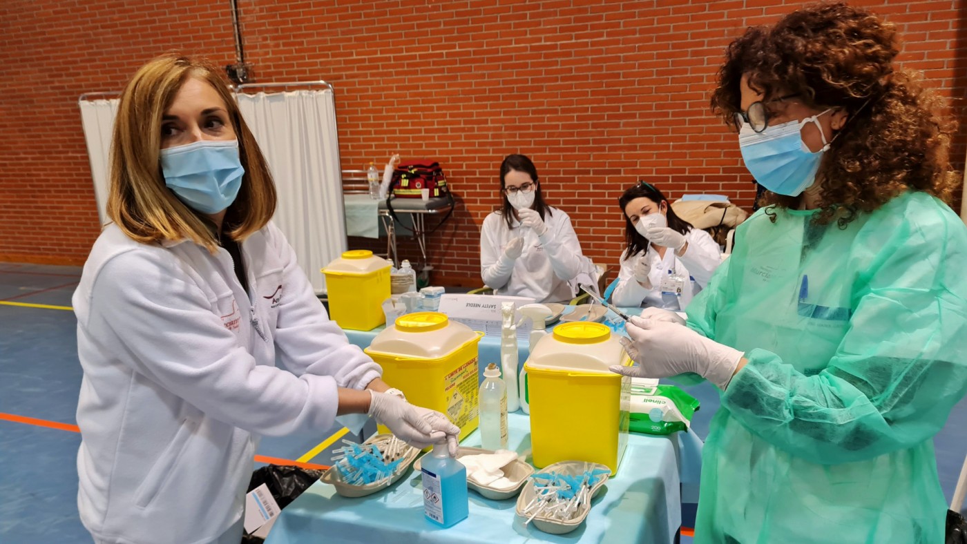 Los equipos de vacunación se preparan en el pabellón Jorge Bera de Caravaca