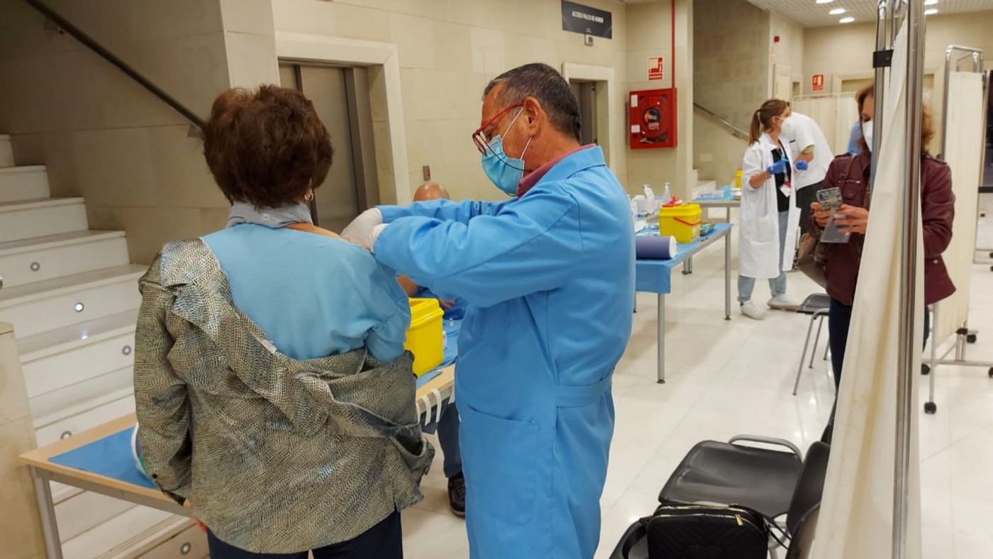 Vacunación este jueves en el estadio Enrique Roca de Murcia.