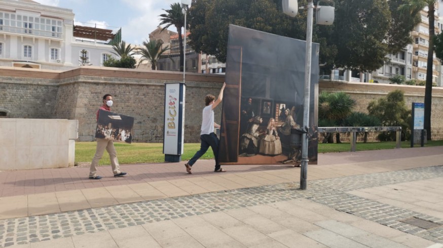 La Mar de Arte echa a andar con reproducciones gigantes de cuadros del Museo del Prado paseando por Cartagena