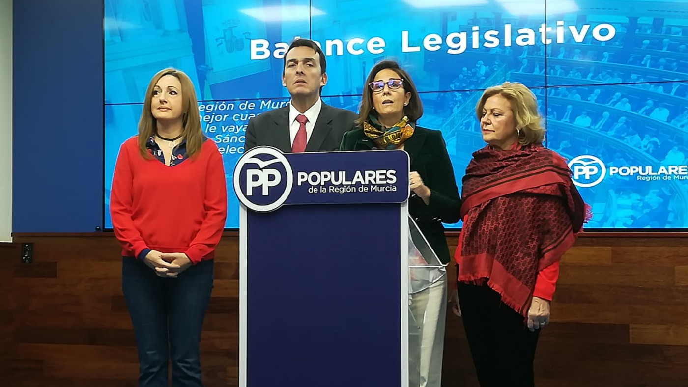 Isabel Borrego acompañada de otros diputados del PP