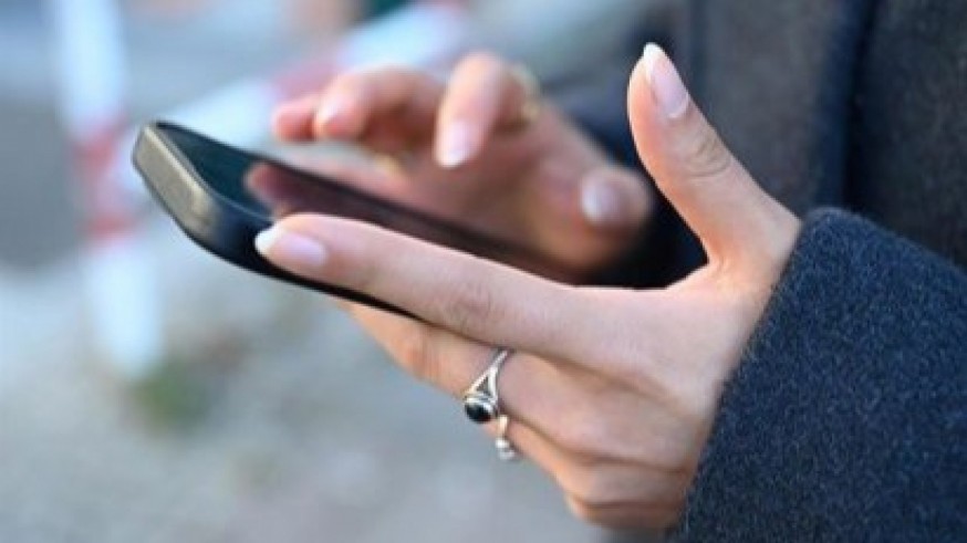 Pediatras recomiendan descartar el teléfono móvil como regalo de comunión