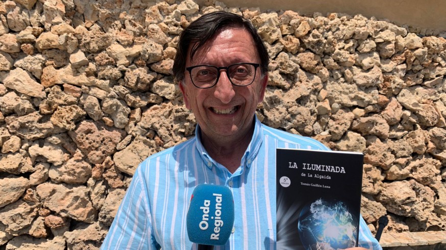 Tomás Guillén con su libro 'La iluminada de la Algaida'