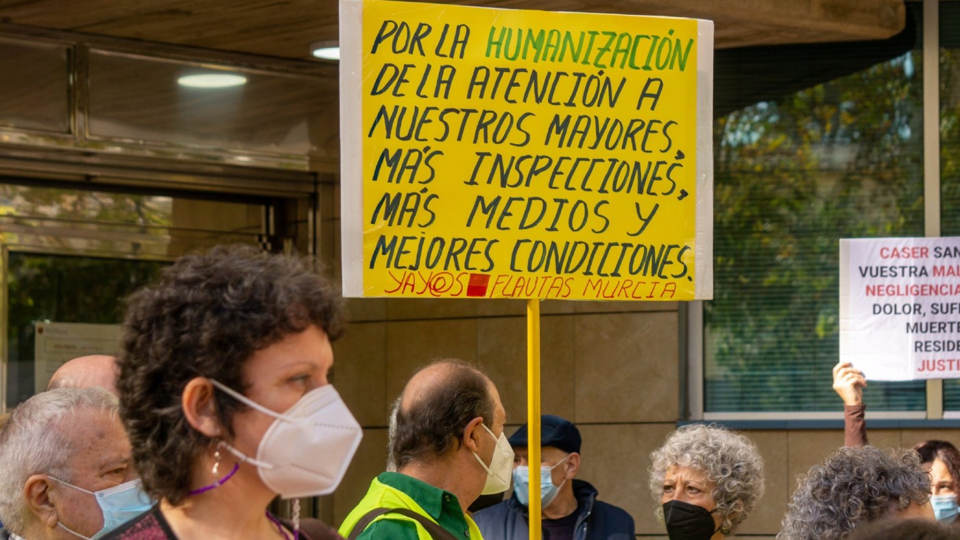 María Marín, en primer plano, durante una protesta sobre la situación en residencias