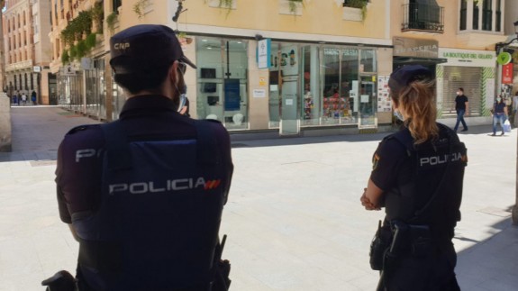 Dos agentes de la Policía Nacional vigilan las calles de Murcia