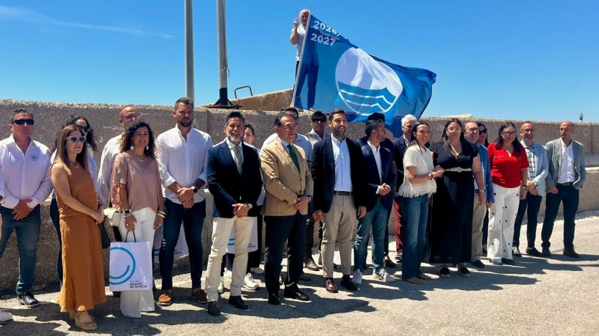 Águilas reúne las 41 banderas azules que reconocerán la calidad del litoral murciano