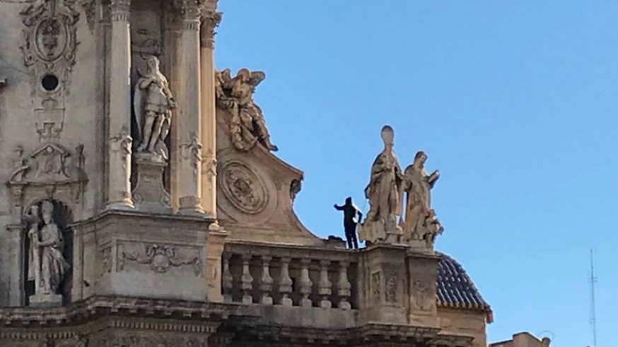 Un hombre amenaza con tirarse desde la Catedral