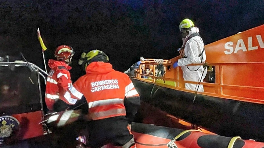 Bomberos rescatan a 8 inmigrantes al quedar su patera atrapada en una zona rocosa de Cartagena 