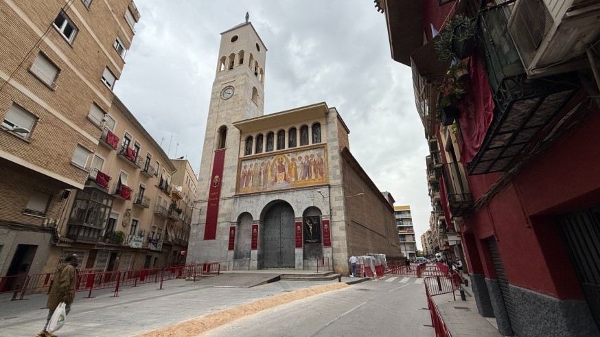 La cofradía magenta, pendiente del cielo en Murcia
