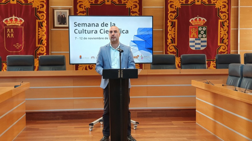 Eliseo García, alcalde de Molina de Segura, presentando la Semana de la Cultura Científica. Foto: Ayto. de Molina de Segura