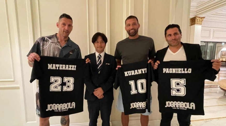 Kenji Sakaguchi, en el centro, junto a Morris Pagniello y los futbolistas Materazzi y Kuranyi.