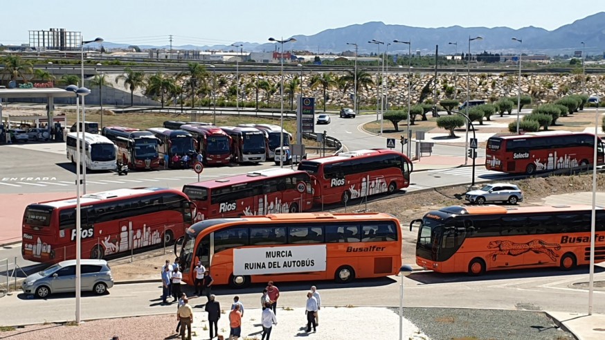 Protesta de las empresas de transporte escolar este lunes en Murcia