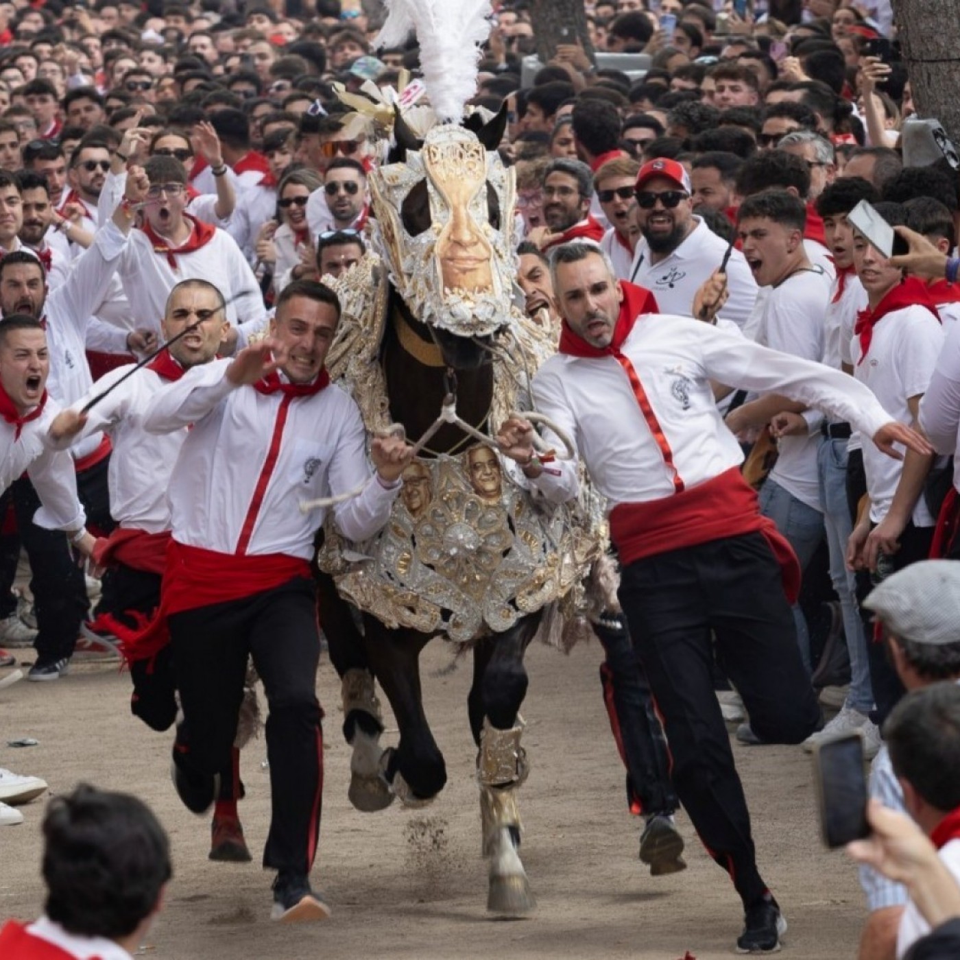 EL MIRADOR T06C168 Caravaca de la Cruz celebra hoy el desfile de Moros y Cristianos y la carrera infantil de los caballos del vino (04/05/2026) episode artwork