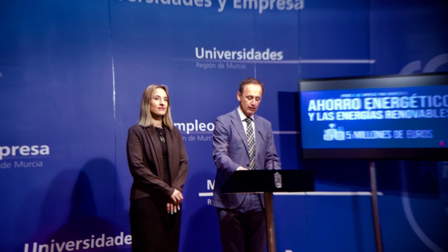 El consejero de Empleo, Universidades, Empresa y Medio Ambiente, Javier Celdrán (dcha.) durante la presentación de las ayudas. ASR.
