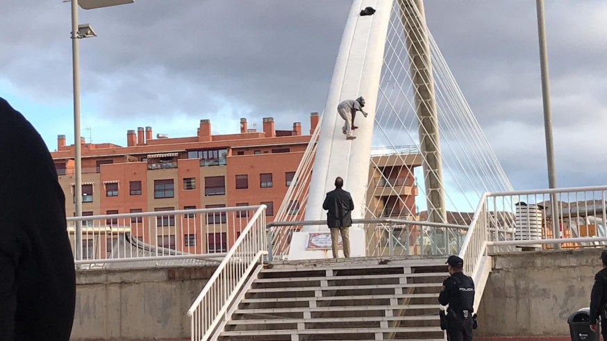 Imagen del hombre EN LA PASARELA