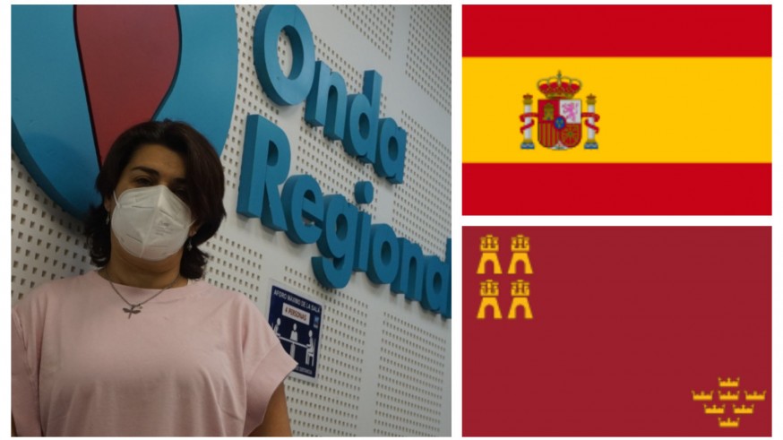 Clara Alarcón junto a las banderas de España y de la Región de Murcia