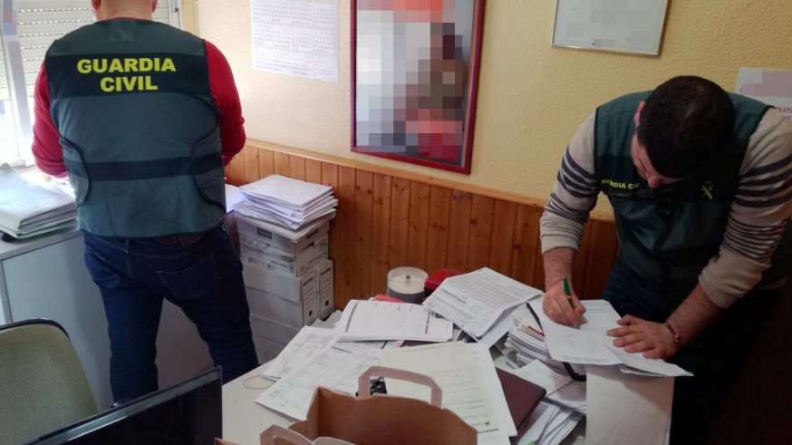 Los agentes de la Guardia Civil revisan la documentación requisada