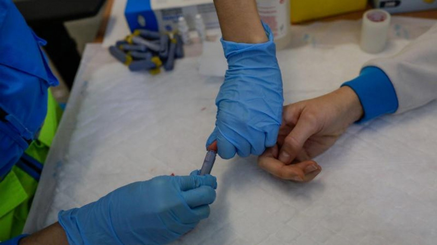 Un sanitario realizando una prueba de coronavirus. EUROPA PRESS