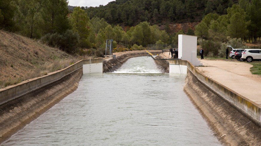 El agua del Tajo llegando a la presa del Talave