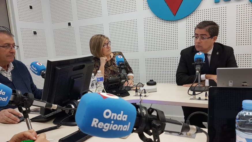 Jesús Pacheco con Miguel Massotti y Carmen Campos durante la entrevista en Onda Regional