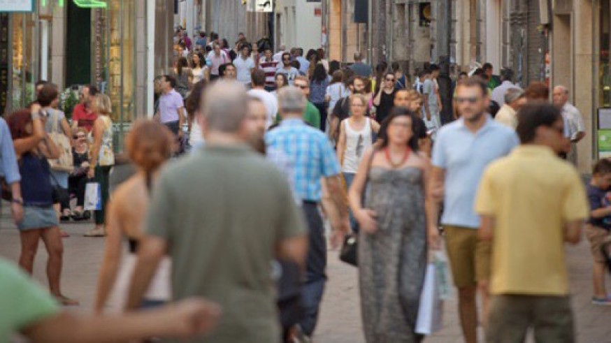 Gente paseando por las calles de Murcia.