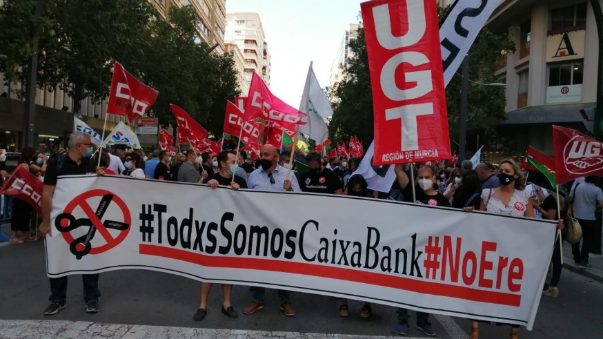 Protesta de los trabajadores de Caixabank en Murcia este martes