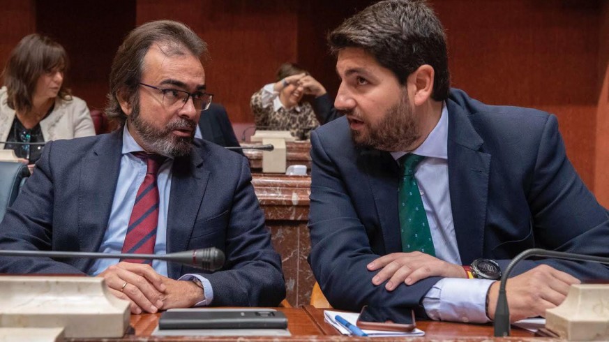 López Miras charla con el consejero Pedro Rivera en la Asamblea