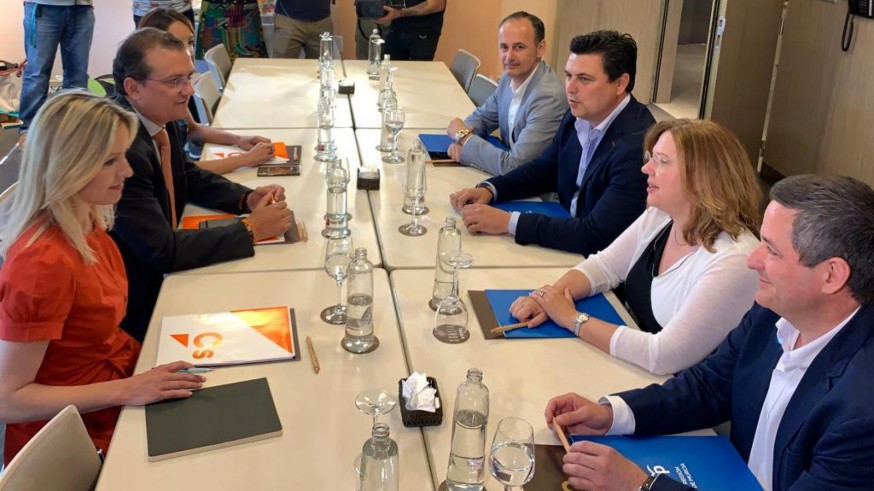 Reunión entre las comisiones negociadoras de Cs y PP en el Hotel Agalia