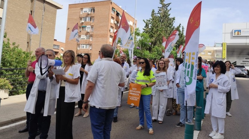 Los médicos cierran el curso de protestas sin avances y amenazan con una huelga indefinida en septiembre