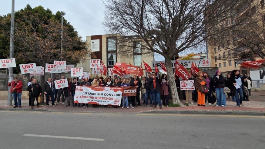 CCOO y UGT se concentran ante el Hospital Mesa del Castillo por el bloqueo del convenio de la sanidad privada