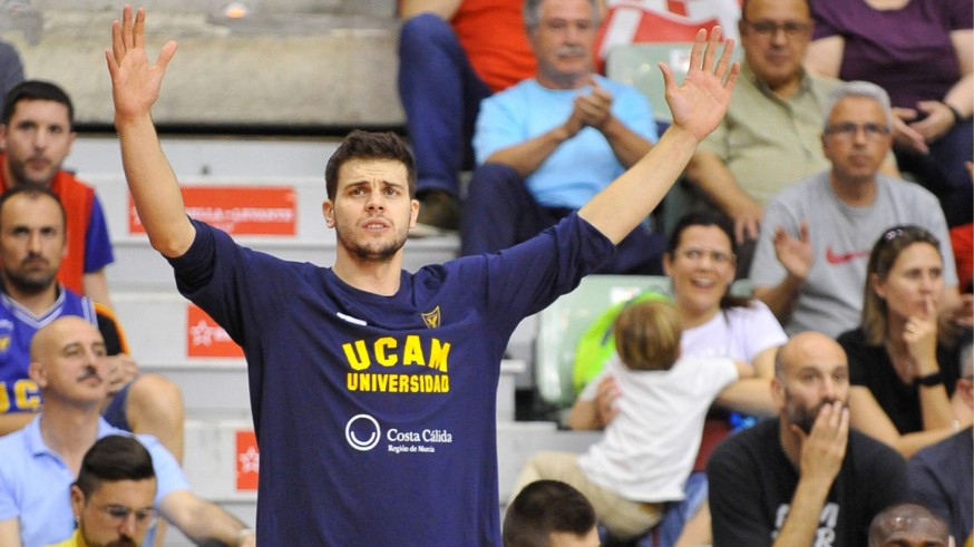 Todorovic, animando a sus compañeros en un partido de esta temporada. Foto: J. Bernal / ACB Photo
