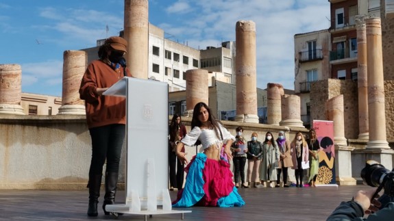 Una cadena femenina y poesía sobre las tablas del Teatro Romano para reivindicar el 8M