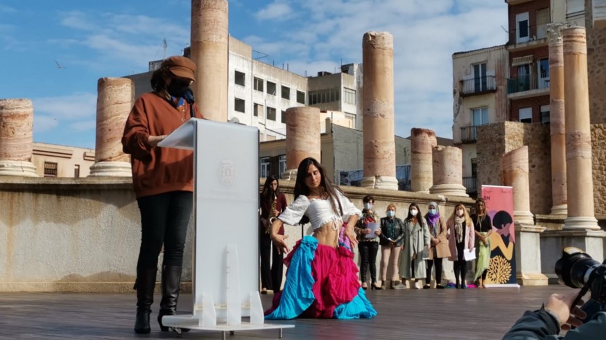 Una cadena femenina y poesía sobre las tablas del Teatro Romano para reivindicar el 8M