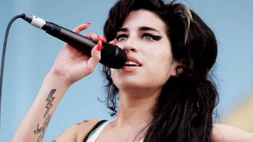 MÚSICA DE CONTRABANDO. Se cumplen nueve años de la muerte de Amy Winehouse, la antidiva que acabó consumida por los excesos