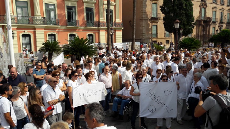 Unas 200 personas se concentran en Murcia para pedir diálogo para solucionar el conflicto en Cataluña