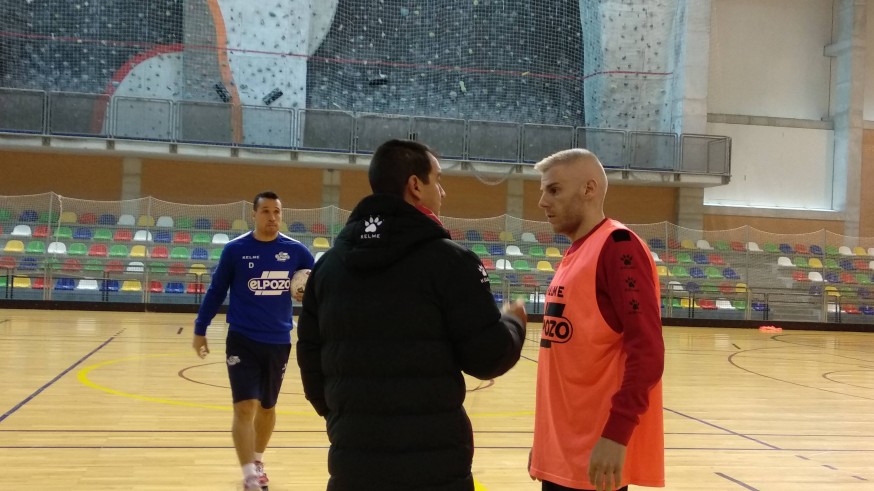 Miguelín charla tras el entrenamiento con Fran Serrejón ante la mirada de Diego Giustozzi