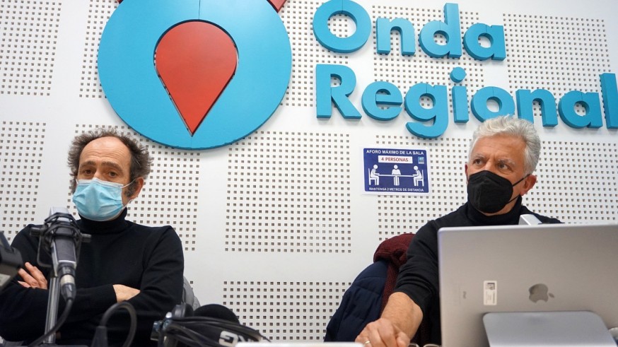Los escritores Paco Carreño e Ignacio Castro, en los estudios de Onda Regional de Murcia